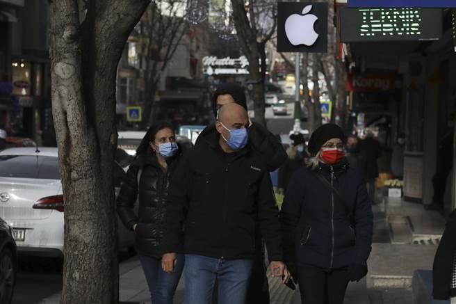 土耳其COVID-19單日病例10日起減至10萬例以下。 (圖/美聯社)  