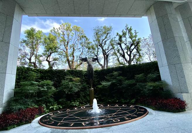 处处皆景！「联聚瑞和大厦」前展翅铜雕艺术与象徵财源滚滚的喷泉，和绿树、蓝天相映成趣，让住户回家好心情。（卢金足摄）