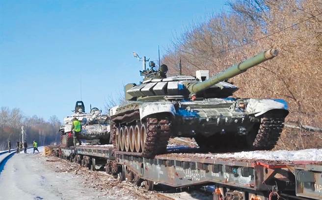 图为俄罗斯西部军区坦克部队在演习结束后，16日将坦克和装甲履带车以铁路撤离。（摘自俄罗斯国防部官网）