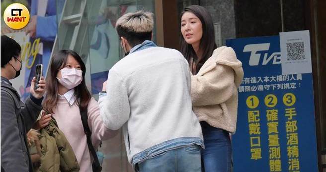 跟粉丝聊天，隋棠显得相当开心。（图／本刊摄影组）