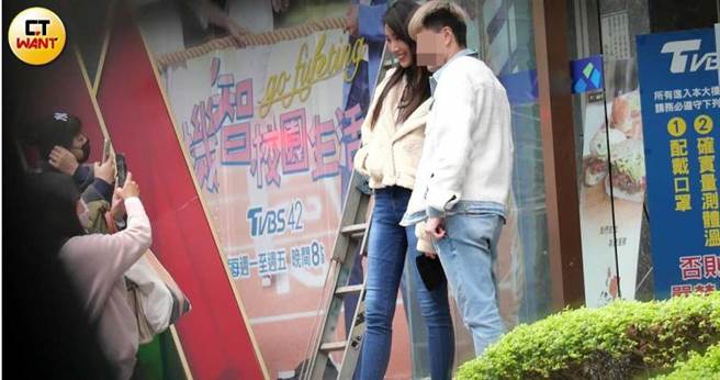 穿着紧身牛仔裤的隋棠，身型看不出是否已经有孕，对粉丝也有求必应，拍合照签名样样来。（图／本刊摄影组）