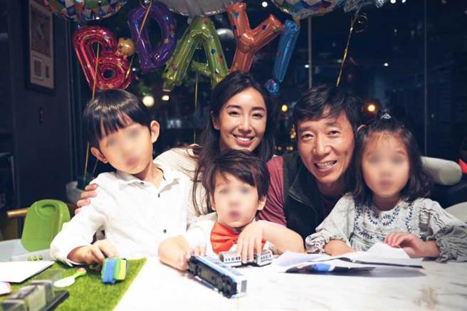 隋棠与老公Tony都很喜欢小孩，一家子热热闹闹充满欢笑。（图／截自隋棠脸书）