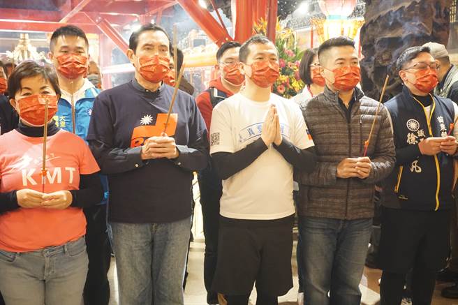 图为前总统马英九（右二）、台北市议员罗智强（中）等人于16日参拜镇澜宫妈祖。（资料照/王文吉摄）