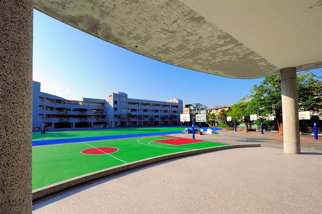 一名網友表示，高中生延後上課後，部分高中有校車，可能與上班族的通勤時間有重疊，恐造成交通打結，質疑「取消早自習，真的好嗎？」（圖／示意圖，達志影像）