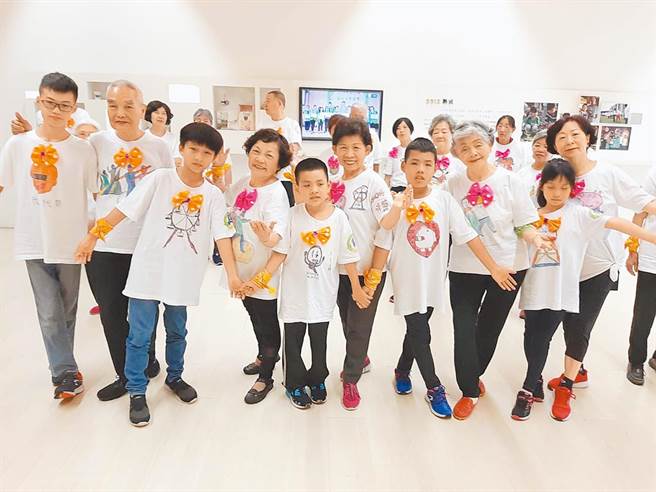 教育部线上国语辞典将外祖父、外祖母、外公、外婆，加注了「今亦称祖父、祖母、阿公、阿嬷」，引发外界讨论。（示意图／本报资料照片）