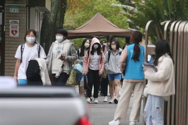 教育部长潘文忠15日宣布，预计111学年（今年9月）起在全国各高中职落实各高中第一节前不得要求学生强行到校，也就是禁止考试等活动，鼓励学生自由学习的新制。图为台北市中山女中放学。（资料照/杜宜谙摄）