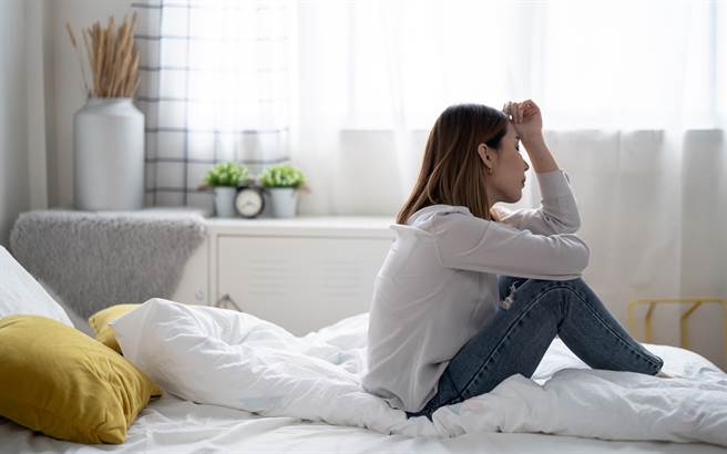 女網友的男友在網拍網站發現某商家賣「哺乳衣」竟寫成「方便男友摸的衣服，戶外免脫辦事」，男友看到後馬上傳截圖給她說想買。（示意圖/Shutterstock提供）