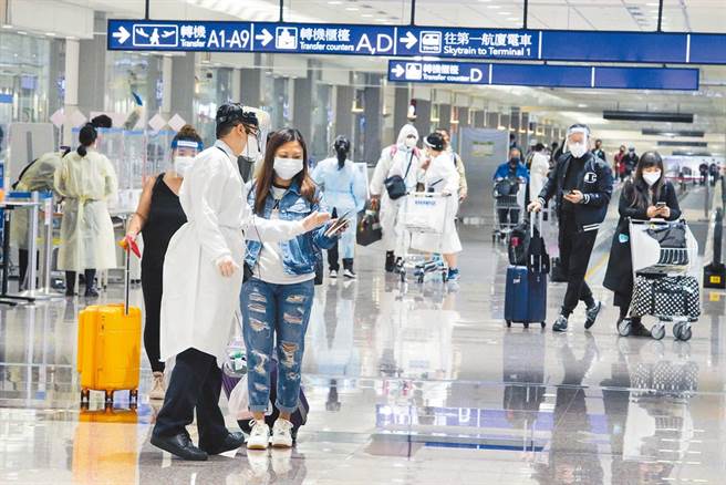 圖為桃園機場入境旅客。（資料照／陳麒全攝）