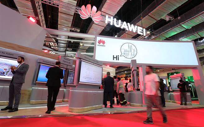 华为零件在非洲大陆的4G网路占据约70%的地位。图为埃及开罗举办资讯通讯科技展览，华为的展示摊位。(图/新华社) 