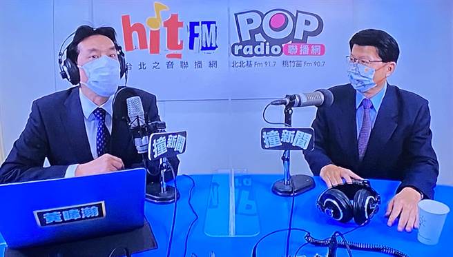 國民黨台南市議員謝龍介(右)今天接受資深媒體人黃暐瀚專訪。(摘自網路畫面)