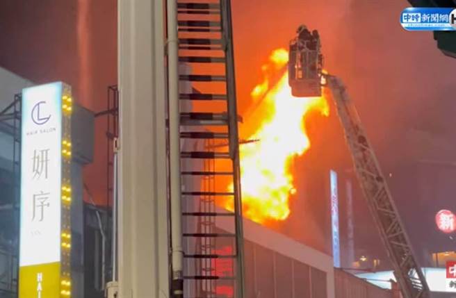 西门町大火，西寧南路地标名店NIKE、Levi\'s都毁了。(陈鸿伟摄)