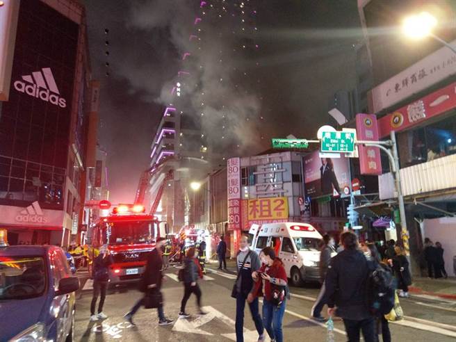 西门町大火，西寧南路地标名店NIKE、Levi\'s都毁了。(陈鸿伟摄)