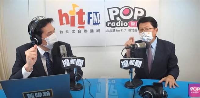 黄暐瀚(左)专访台南市议员谢龙介(右)。(取自POP Radio联播网 官方频道youtube)
