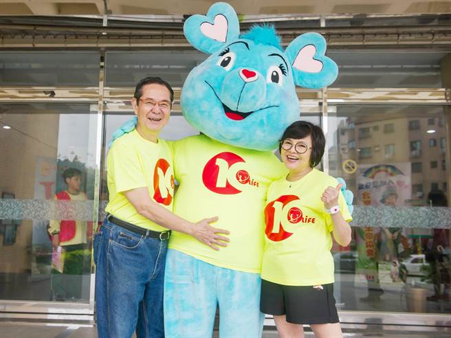 巴戈與優質生命協會秘書長紀寶如常做公益。優質生命協會提供 