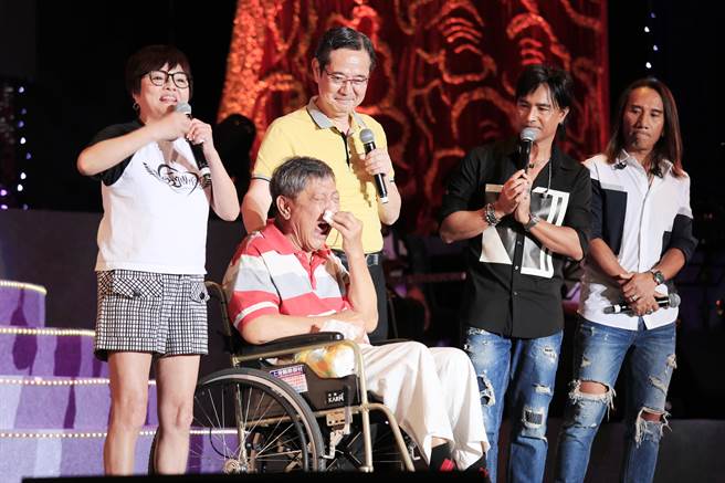 巴戈與動力火車曾在公益活動上關懷資深藝人萬沙浪。優質生命協會提供