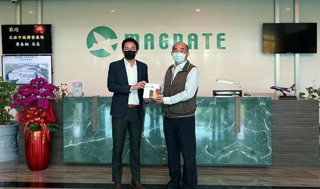 高市府经发局长廖泰翔（左）率队拜会航太大厂谢永昌董事长（右），交流产业布局与需求。（经发局提供）