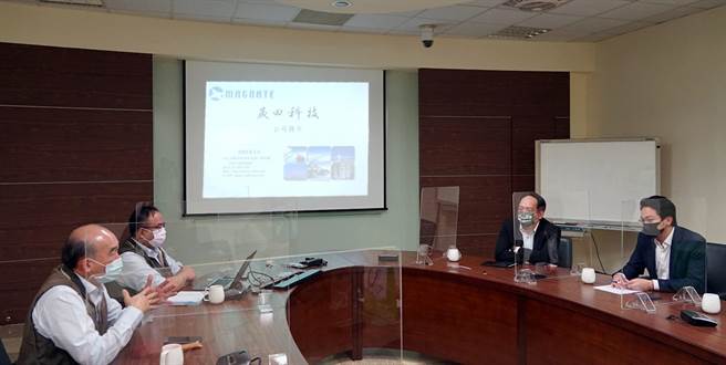 高巿府经发局长廖泰翔参访晟田科技，强调迎接后疫情时代，将持续协助厂商一起打世界杯。（经发局提供）