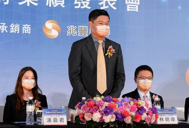 图为广闳科技上柜前业绩发表会，董事长兼总经理林明璋(中)率领团队出席说明。(资料照)