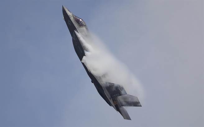 美国海军陆战队的F-35B隐形战机2022年2月15日在樟宜展览中心（Changi Exhibition Centre）举行的新加坡航展（Singapore Airshow）中展现性能。（美联社）