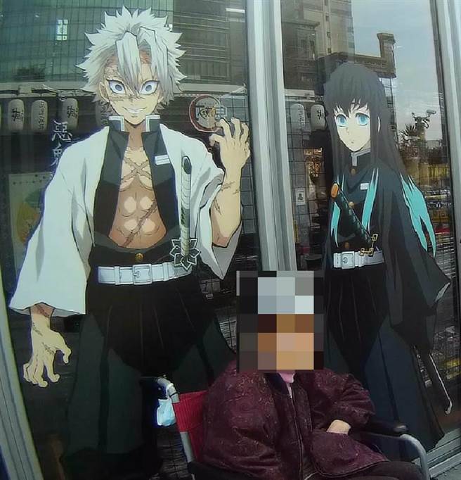 中市高龄99岁人瑞日前走失，家属向警方报案协寻老母，警方在草悟道商圈店家的日本动漫「鬼灭之刃」看板前找她，家属说，老母讲日语，见日风的动漫人物造型及熟悉的日文，才停留该处。（民眾提供）