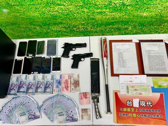 當場查扣手槍、開山刀及現金等贓證物。（讀者提供／張毓翎台南傳真）