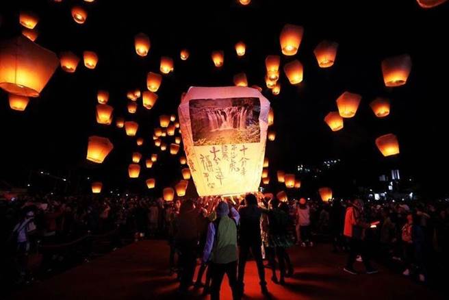 2022新北市平溪天灯节施放天灯。　图：新北市政府观光旅游局／提供