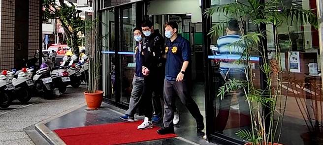 方嫌本就是诈欺惯犯，被逮后移送地检署侦办。（翻摄照片／高雄洪靖宜传真）