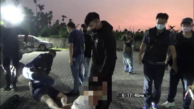 屏东KTV命案侦破，警方在南州一处停车场逮获林嫌与藏匿人犯的李嫌。（警方提供／谢佳潾屏东传真）