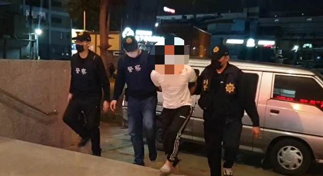 屏东KTV命案侦破，警方在南州一处停车场逮获林嫌与藏匿人犯的李嫌。（警方提供／谢佳潾屏东传真）