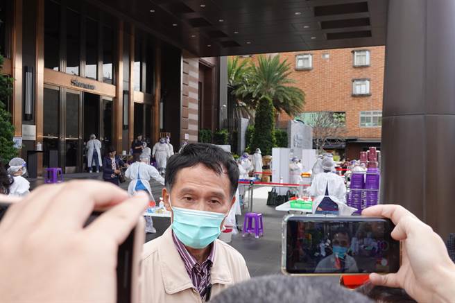 台东卫生局16日傍晚接获1位30多岁女性通知为台北确诊个案（案19816）接触者，卫生局立刻派防疫专车送民眾至医院PCR採检后确诊。（蔡旻妤摄）