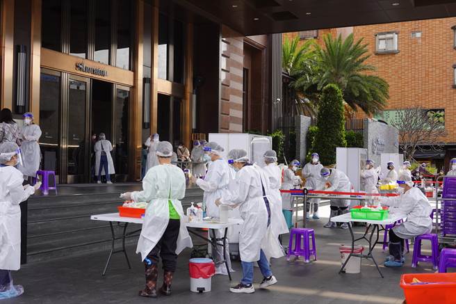 台东卫生局16日傍晚接获1位30多岁女性通知为台北确诊个案（案19816）接触者，卫生局立刻派防疫专车送民眾至医院PCR採检后确诊。（蔡旻妤摄）