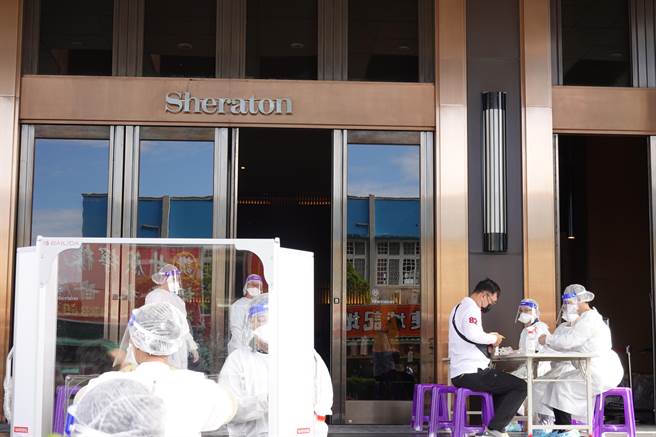 台东卫生局16日傍晚接获1位30多岁女性通知为台北确诊个案（案19816）接触者，卫生局立刻派防疫专车送民眾至医院PCR採检后确诊。（蔡旻妤摄）