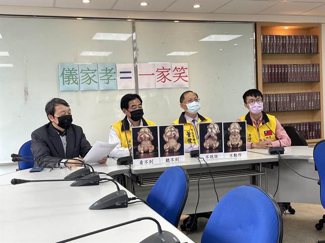 新黨大黃蜂團隊召集人王萬邦（左一）、副召集人季節（右一）今率市議員擬參選人蔡明璋（左二）、董俊良（左三）舉行記者會。（趙婉淳攝）