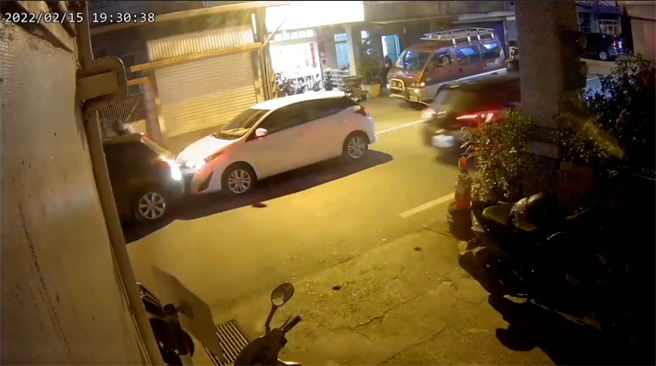 花蓮自強外役監獄戒護科周姓科長，15日駕車於花蓮市區時，不慎遭後方19歲劉姓男子駕駛的車輛碰撞，下車查看後，竟莫名地遭劉與同行的18歲黃姓友人持鋁棒痛毆，警方循線逮捕2名男子移送法辦，並朝刻意教唆擴大偵辦。（警方提供／羅亦晽花蓮傳真）