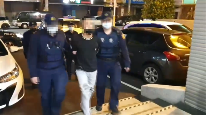 花蓮自強外役監獄戒護科周姓科長，15日駕車於花蓮市區時，不慎遭後方19歲劉姓男子駕駛的車輛碰撞，下車查看後，竟莫名地遭劉與同行的18歲黃姓友人持鋁棒痛毆，警方循線逮捕2名男子移送法辦，並朝刻意教唆擴大偵辦。（警方提供／羅亦晽花蓮傳真）