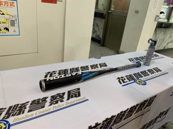 花蓮自強外役監獄戒護科周姓科長，15日駕車於花蓮市區時，不慎遭後方19歲劉姓男子駕駛的車輛碰撞，下車查看後，竟莫名地遭劉與同行的18歲黃姓友人持鋁棒痛毆，警方循線逮捕2名男子，並查扣作案工具，除移送法辦外，也將朝刻意教唆擴大偵辦。（警方提供／羅亦晽花蓮傳真）