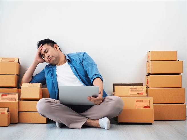 網友寄出票後，對方卻說「有（其他）人可以算我3000」，要求他再降價「否則就不取貨」，但他說演講會就是隔天，即使對方退貨也已來不及去看。（示意圖/Shutterstock提供）