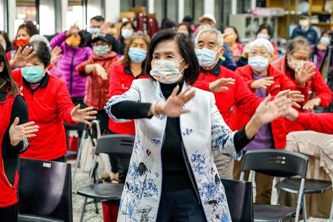 宜兰县启动「好生活柑仔店」，今天县长林姿妙前往宜兰市七张社区，与长者互动，并鼓励长者参与社区中举办的健康促进等活动。（李忠一摄）