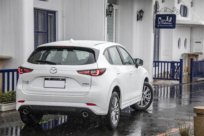 車尾燈與頭燈的L型日行燈相互呼應。（陳大任攝）