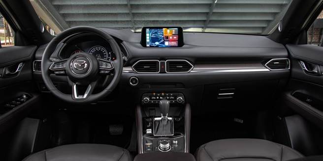 儀表控台採用皮革、木質與金屬質感搭配，展現豪華大器。（陳大任攝）