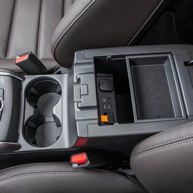 中央扶手內雙層置物設計，附吸震、吸音棉，並有充電插孔。（陳大任攝）