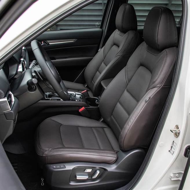 CX-5 25T AWD Signature配備Npaapa真皮座椅。（陳大任攝）