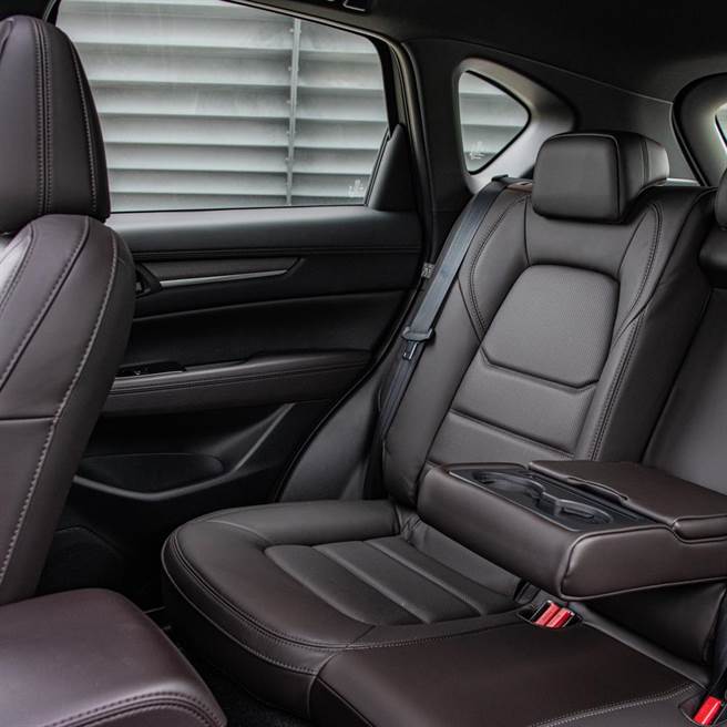 後座椅造型有不錯的包覆性。（陳大任攝）