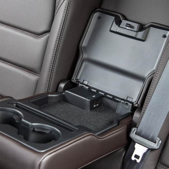 後座中央扶手內有USB充電插孔。（陳大任攝）