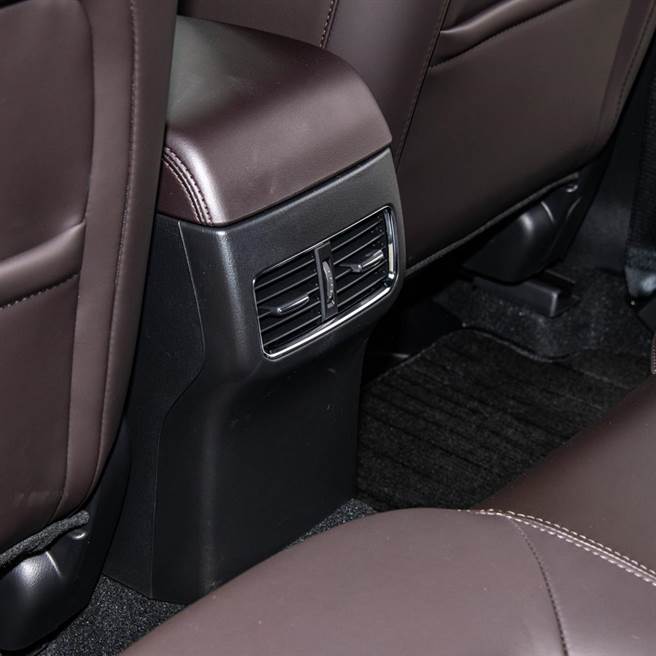 後座空調採取雙出風口設計。（陳大任攝）