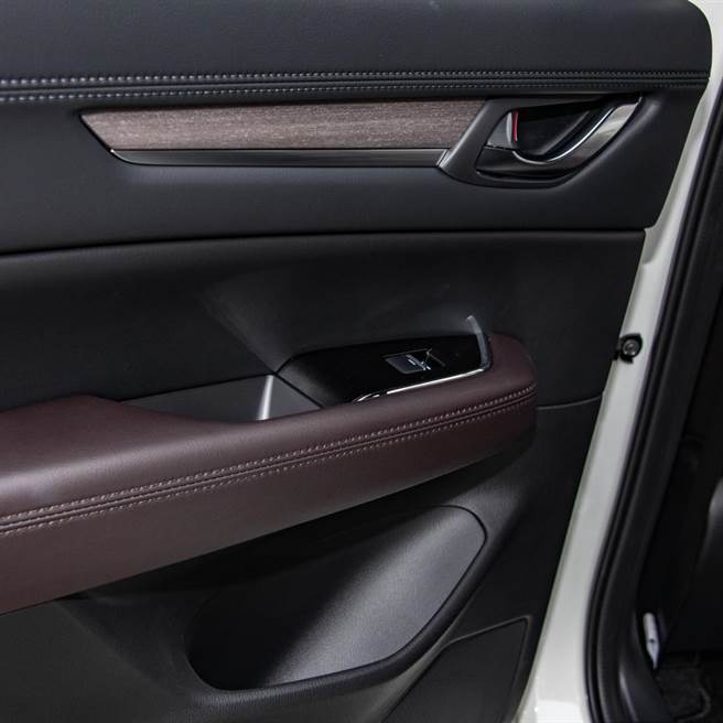 後門飾板下方有置物空間。（陳大任攝）