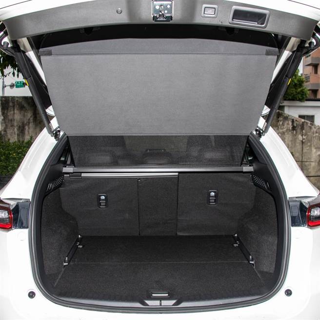 CX-5首次導Hands-free感應式電動尾門。（陳大任攝）