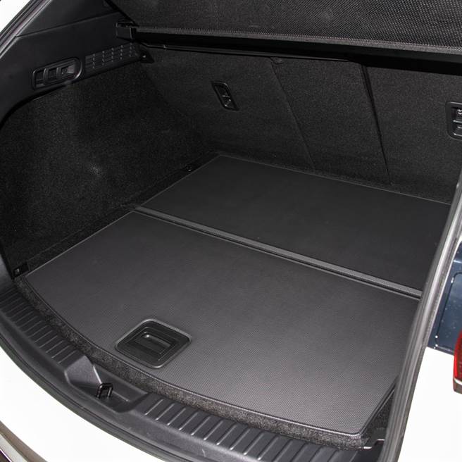 行李廂採隔板一面為防污防水（見圖），另一面為絨毛式，可視不同需求使用。（陳大任攝）