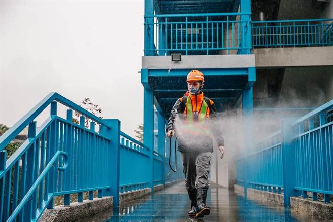 确诊的拜庙妇人趴趴走，传出与她参加的社团有关。（资料照）