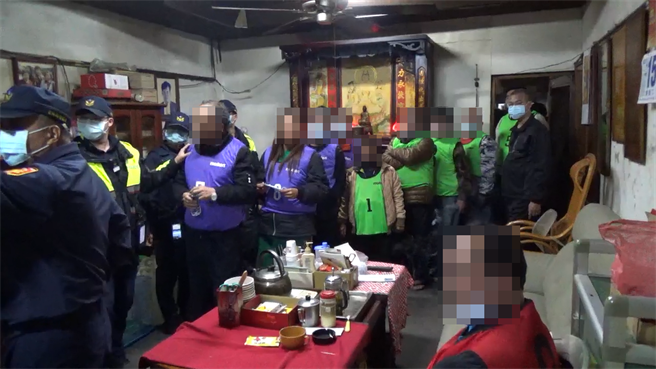 斗六警分局在林內鄉九芎村查獲把玩俗稱「三六」對賭的賭場，現場查獲賭客22人、賭資42萬多元、撲克牌2箱，並從一名賭客身上搜出改造手槍3枝、子彈33發、安非他命4.3公克。（斗六警分局提供）